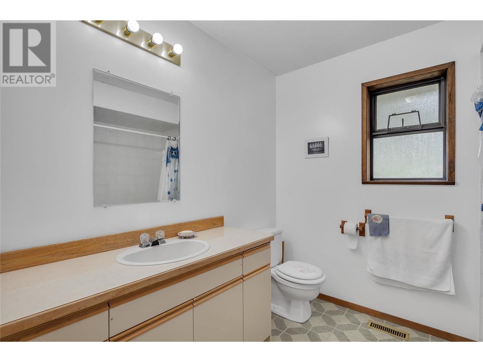 112 Round Lake Road, Princeton