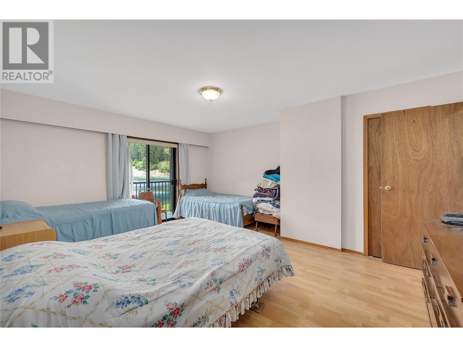 112 Round Lake Road, Princeton