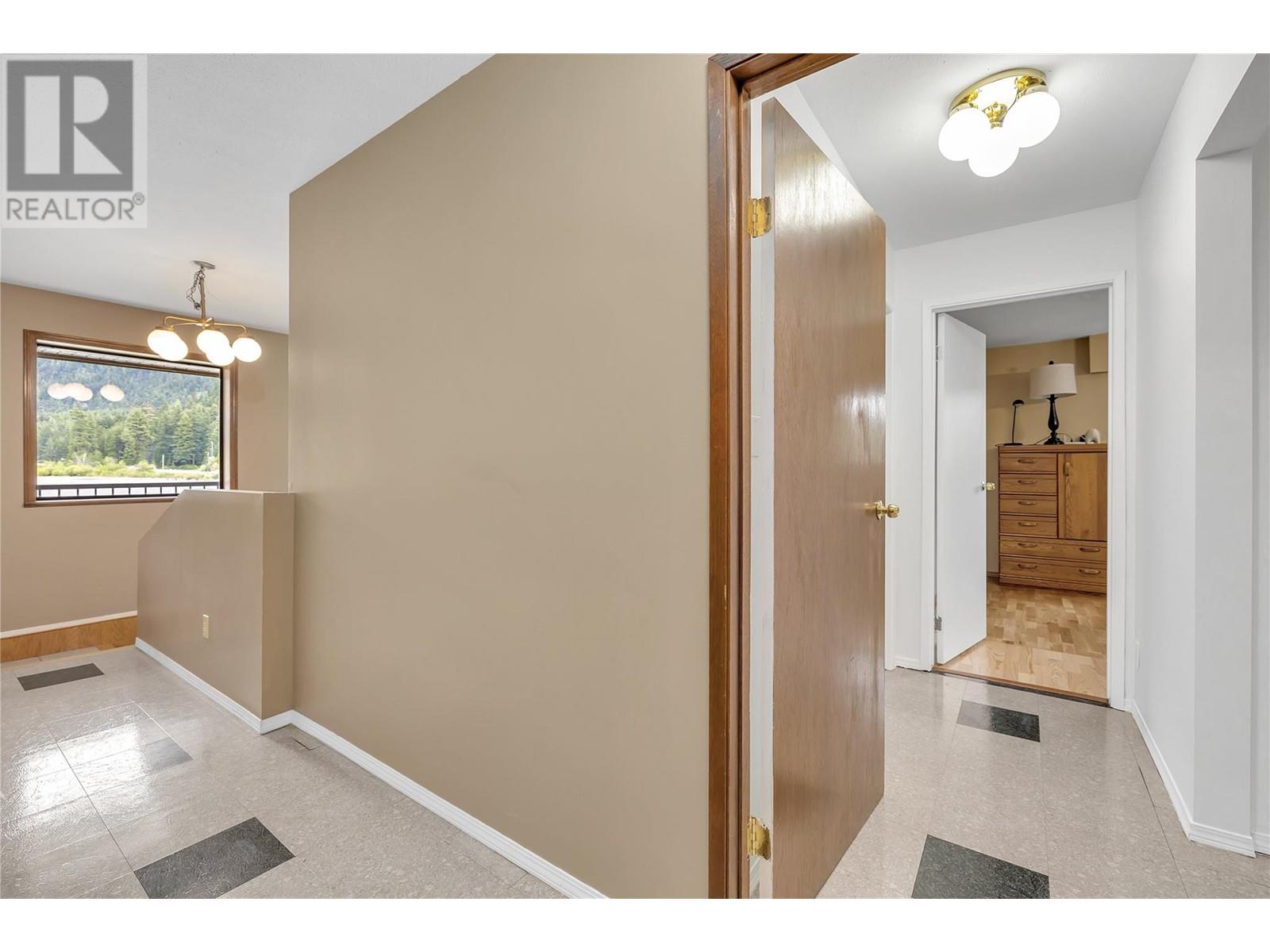 112 Round Lake Road, Princeton