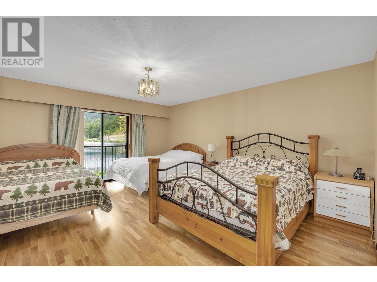 112 Round Lake Road, Princeton