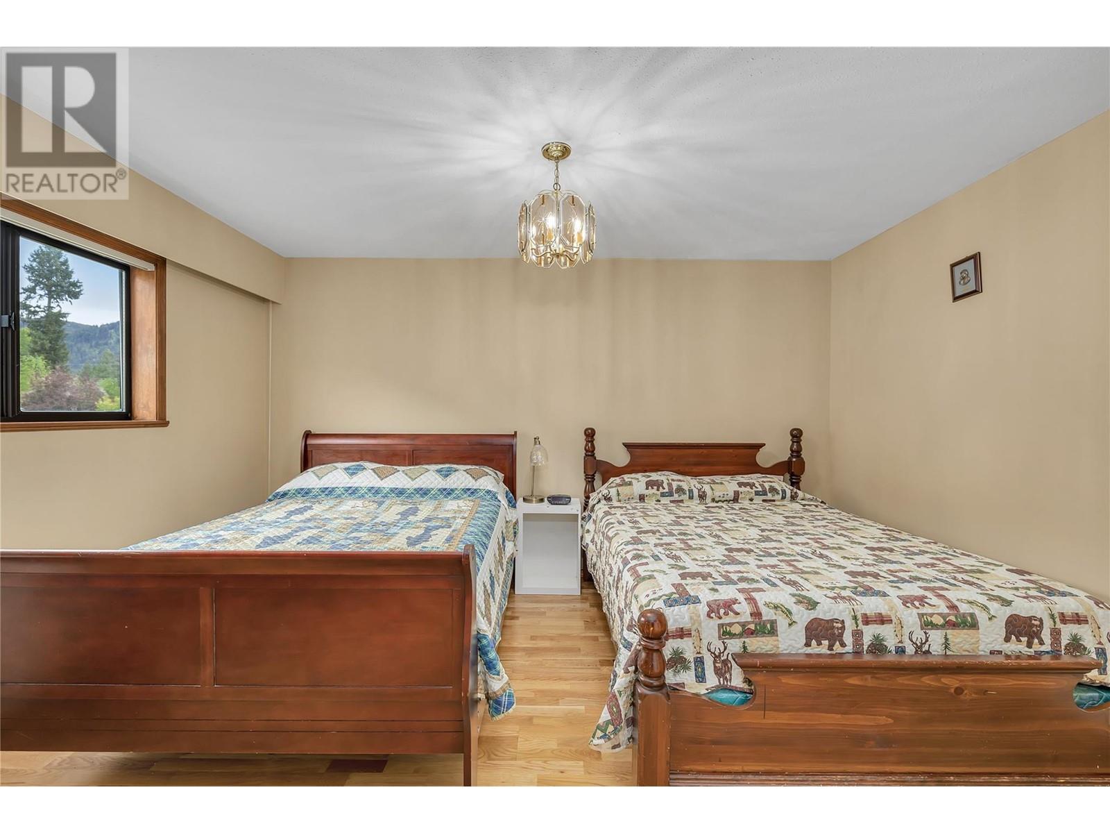 112 Round Lake Road, Princeton