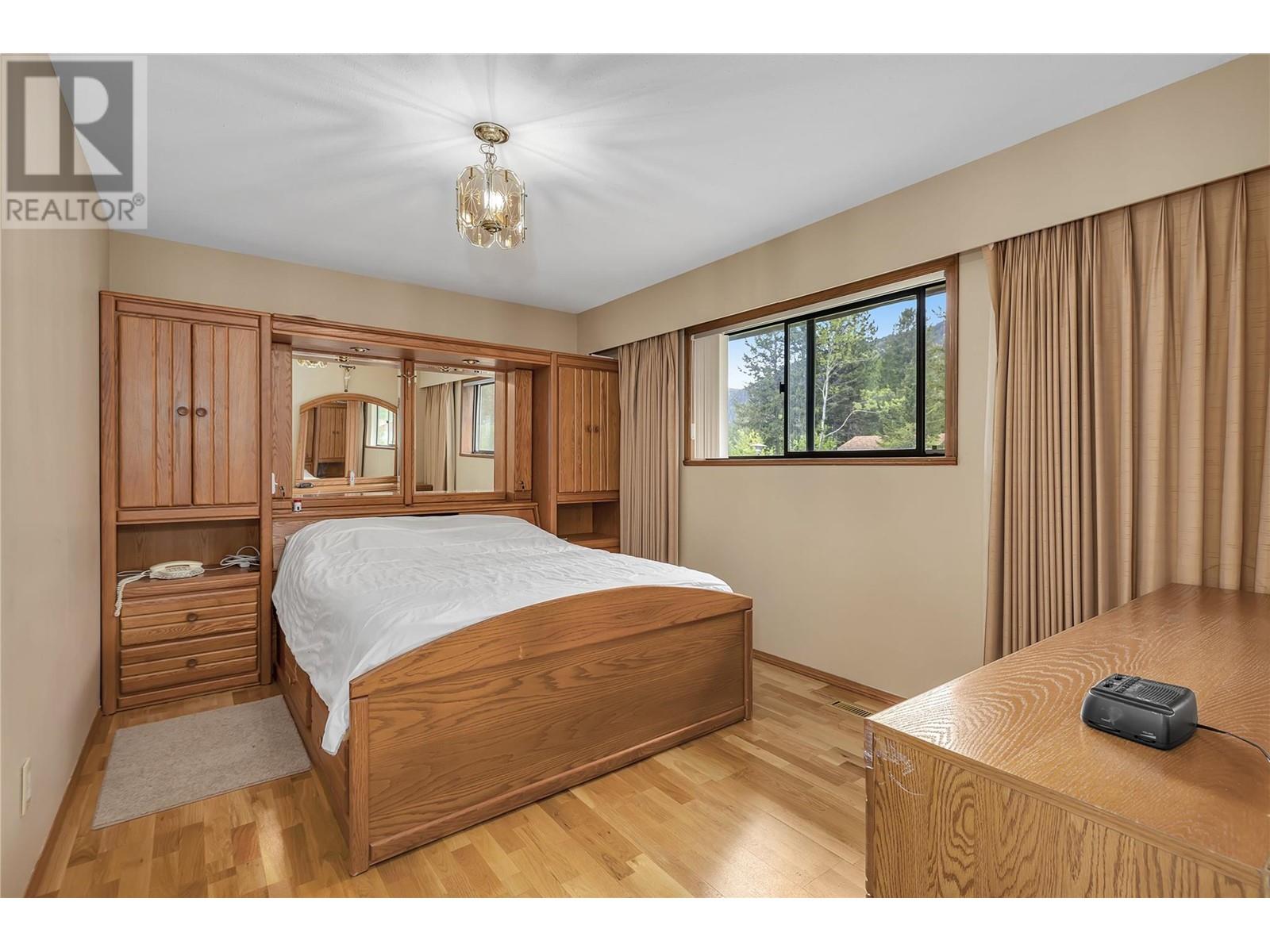 112 Round Lake Road, Princeton