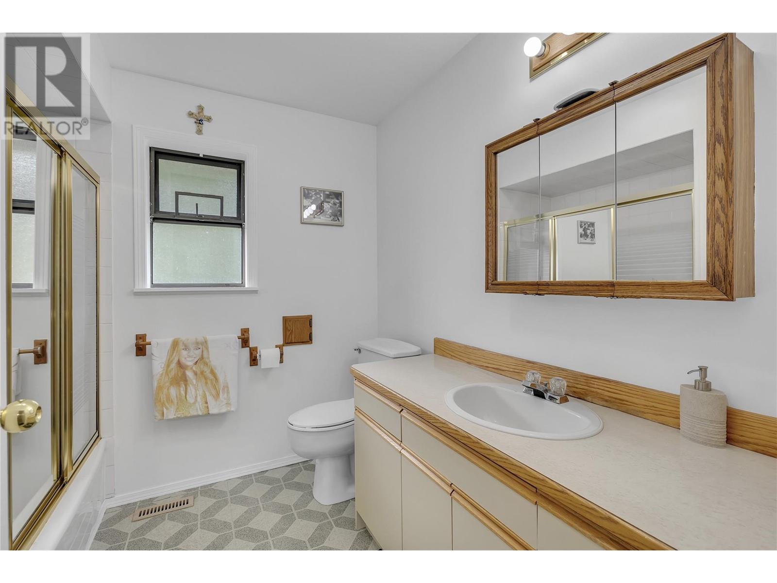 112 Round Lake Road, Princeton