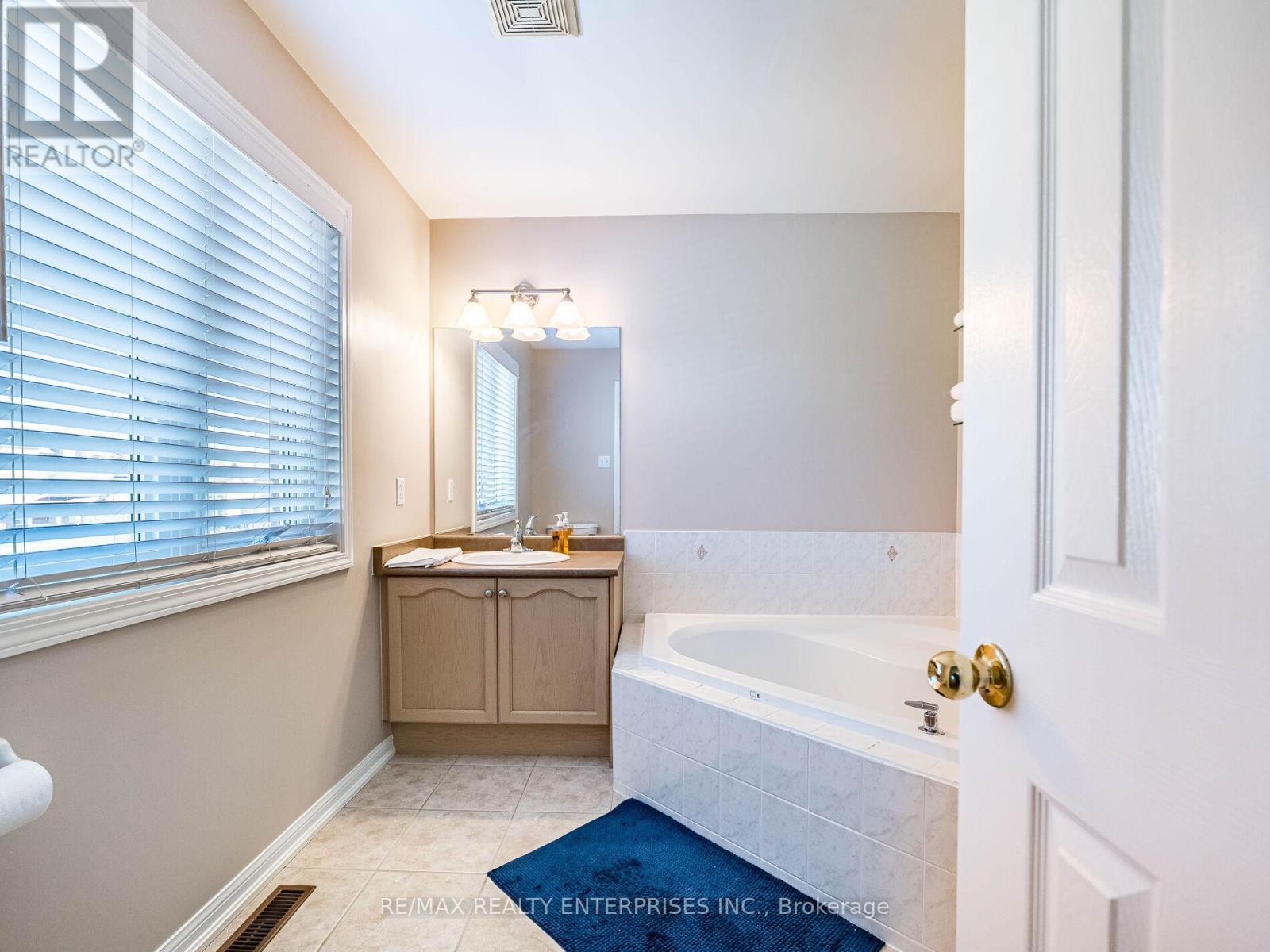 Photo 24 of 256 Sherwood Road, Milton ON