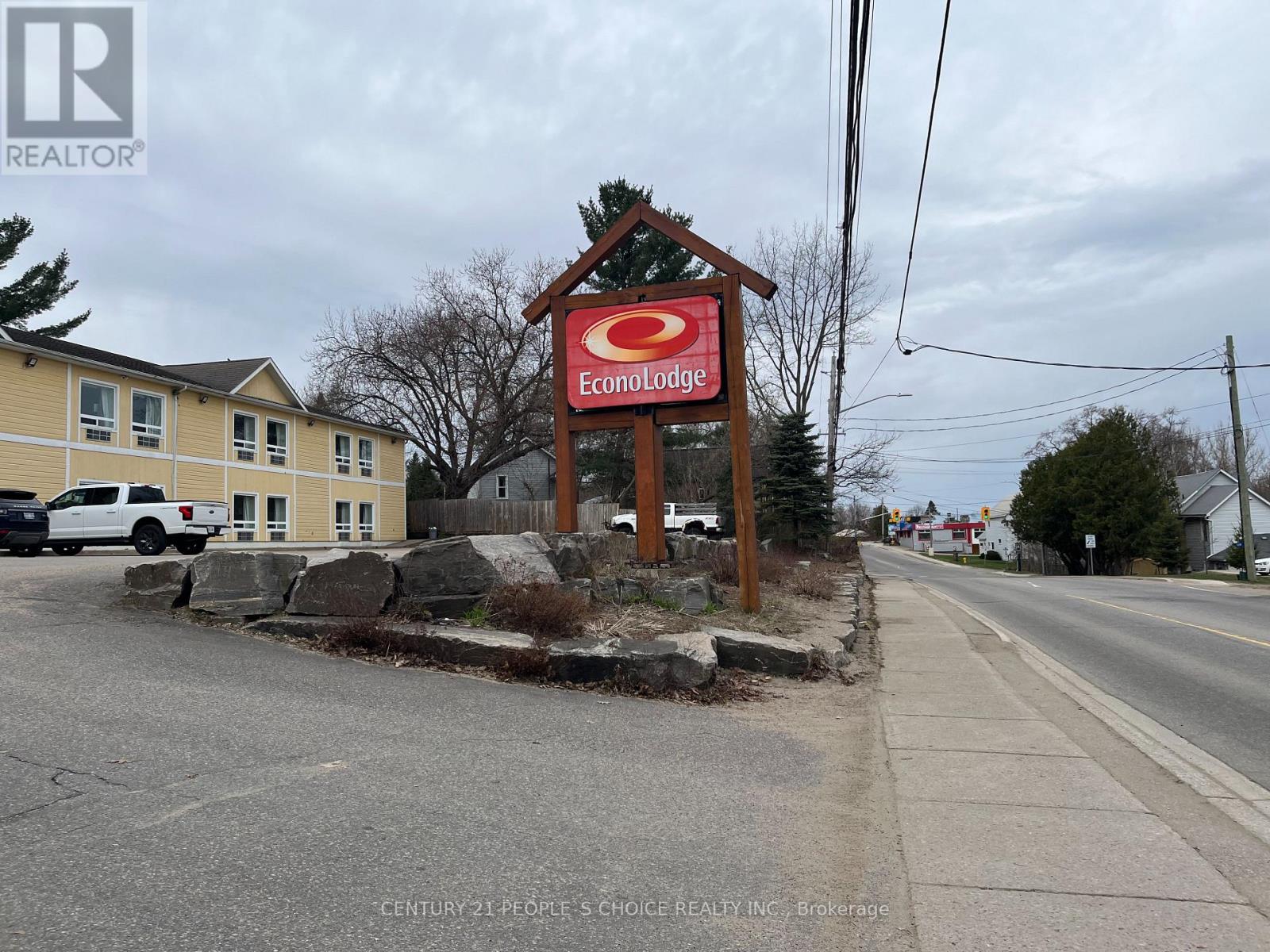 Photo 34 of 117 Main Street W, Huntsville ON