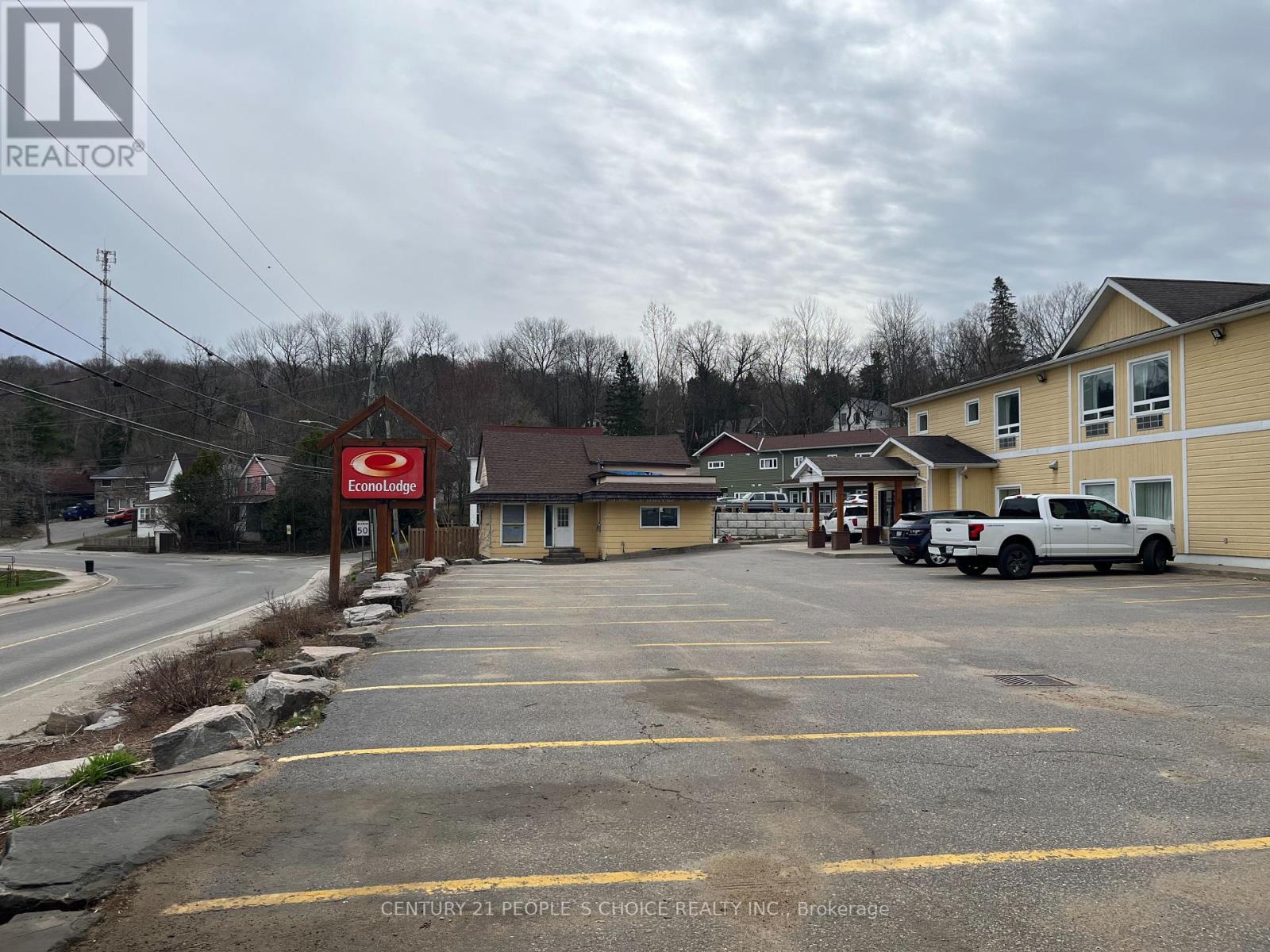 Photo 36 of 117 Main Street W, Huntsville ON