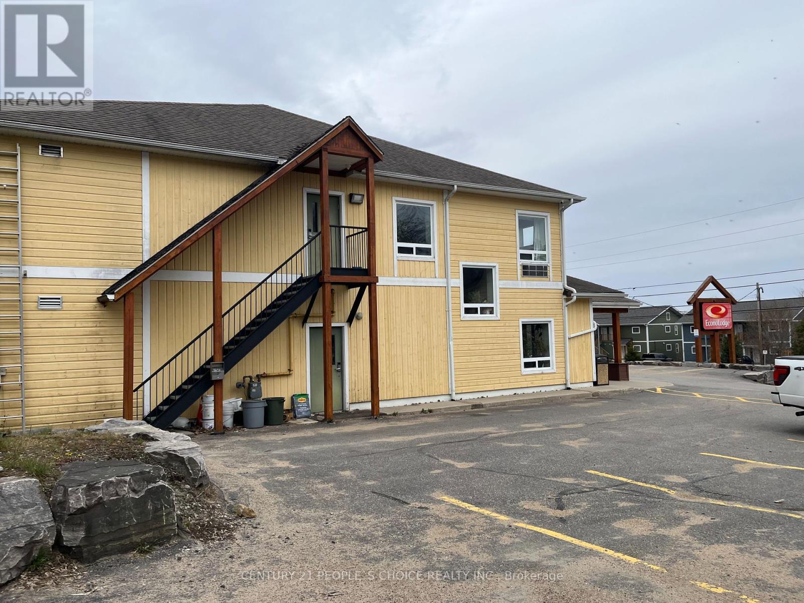 Photo 5 of 117 Main Street W, Huntsville ON
