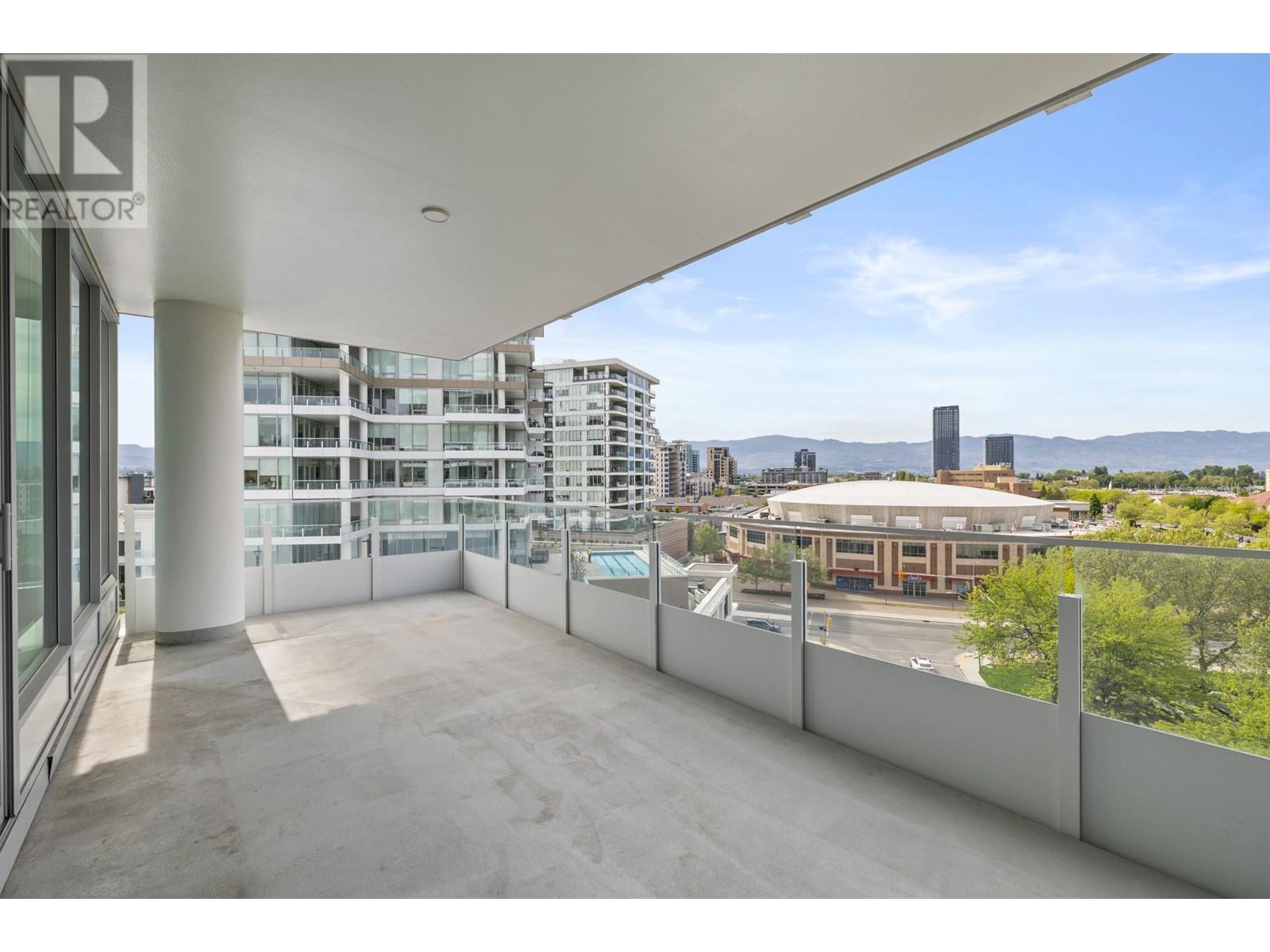 #704 1181 SUNSET DRIVE - 25
