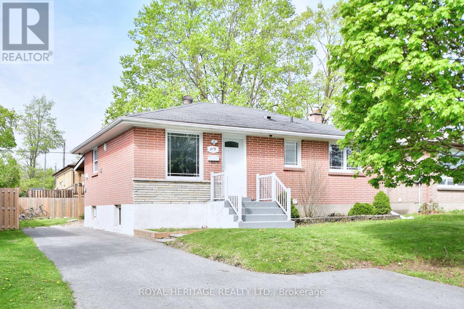 Photo 2 of 819 Brookdale Crescent, Peterborough North ON