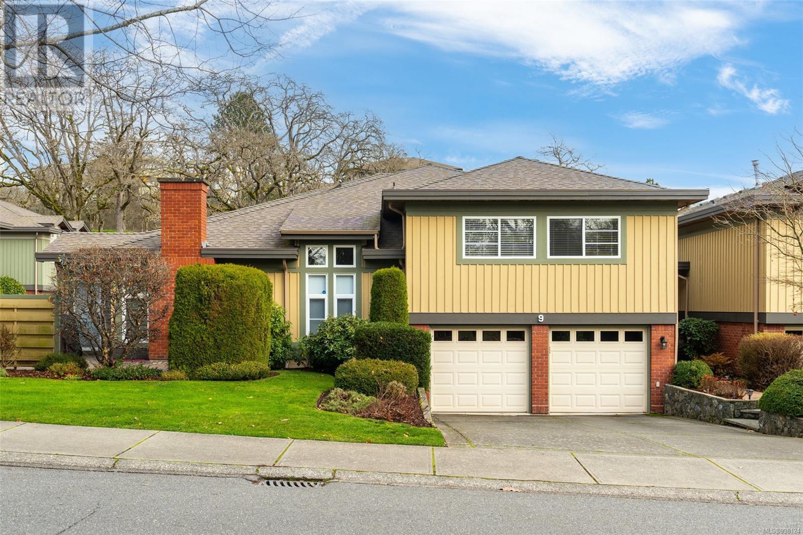 9 3955 Oakwinds Street, Saanich