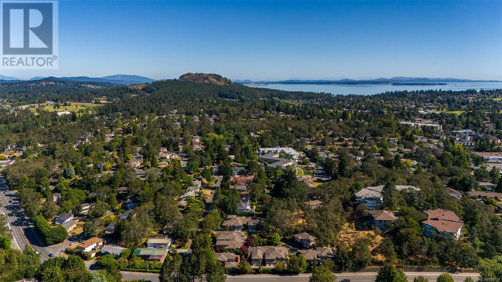 9 3955 Oakwinds Street, Saanich