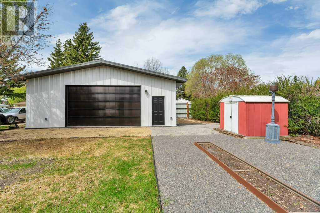 Single Family House for Sale in   Avenue Mountview Red Deer 