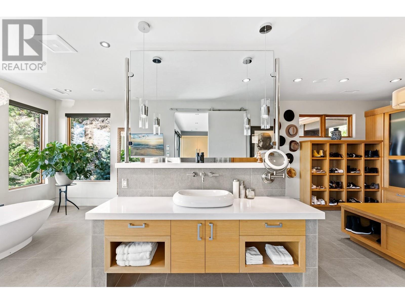 733 Forestridge Lane, Kelowna
