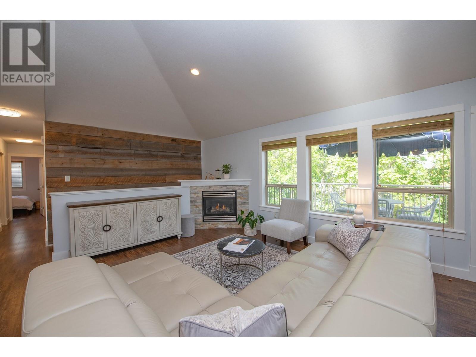 1927 Skyview Crescent - 4