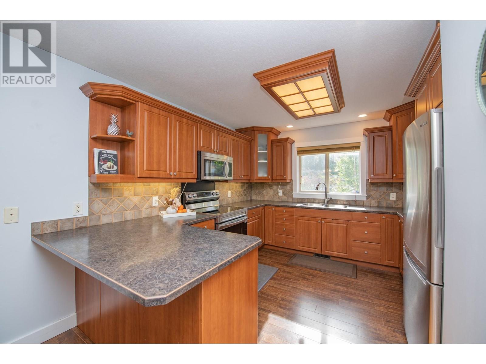 1927 Skyview Crescent - 6