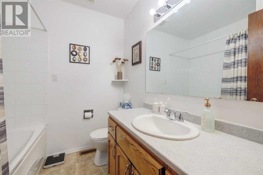 Single Family House Bi-level for Sale in  Dovely Place SE Dover Calgary 