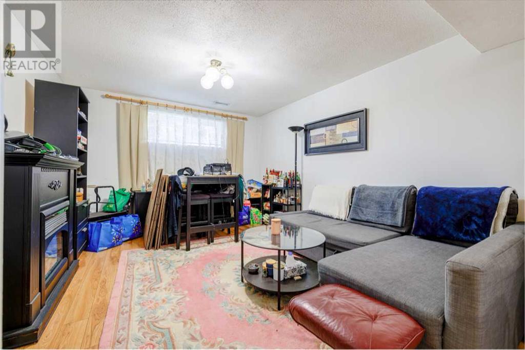 Single Family House Bi-level for Sale in  Dovely Place SE Dover Calgary 