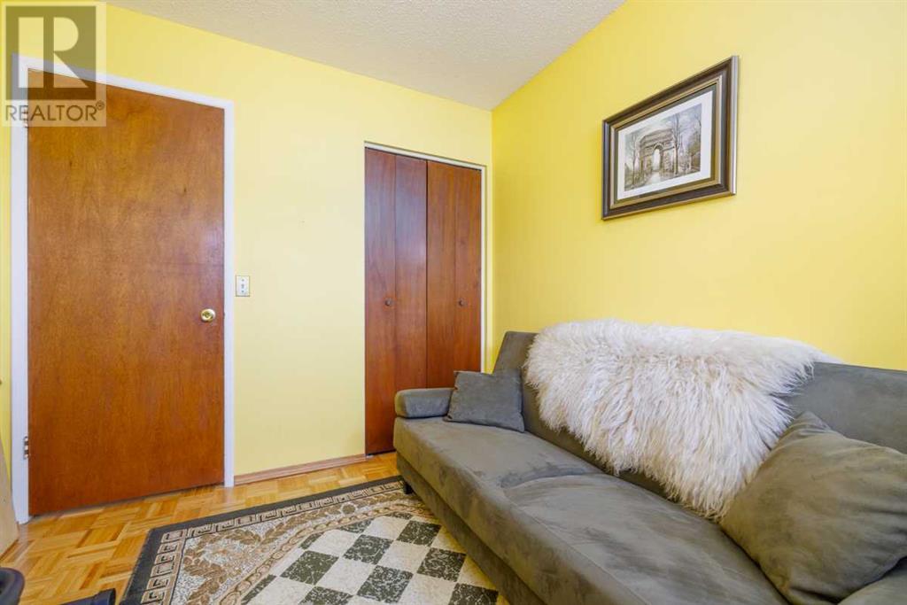 Single Family House Bi-level for Sale in  Dovely Place SE Dover Calgary 