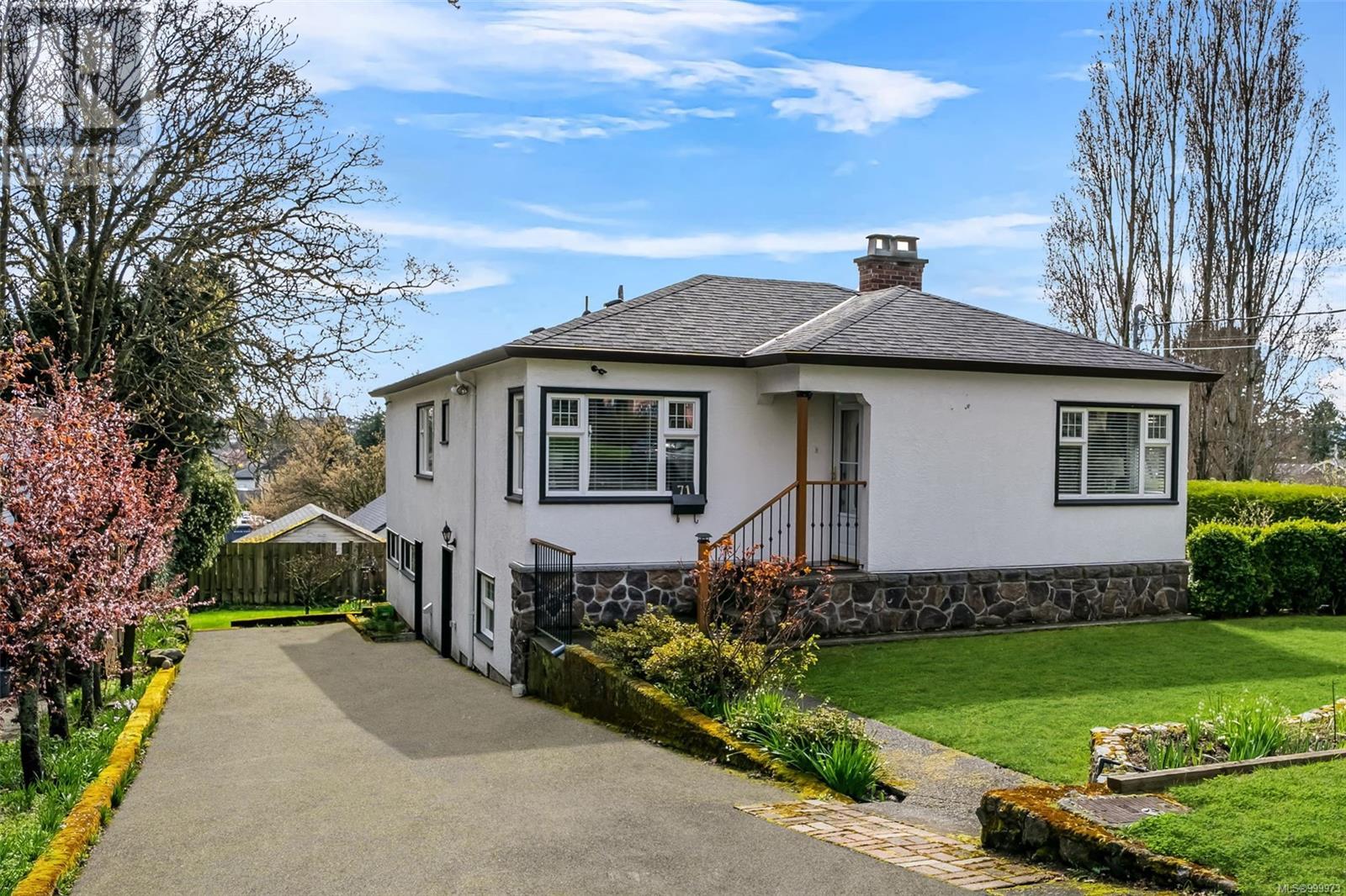 71 Cadillac Avenue, Saanich
