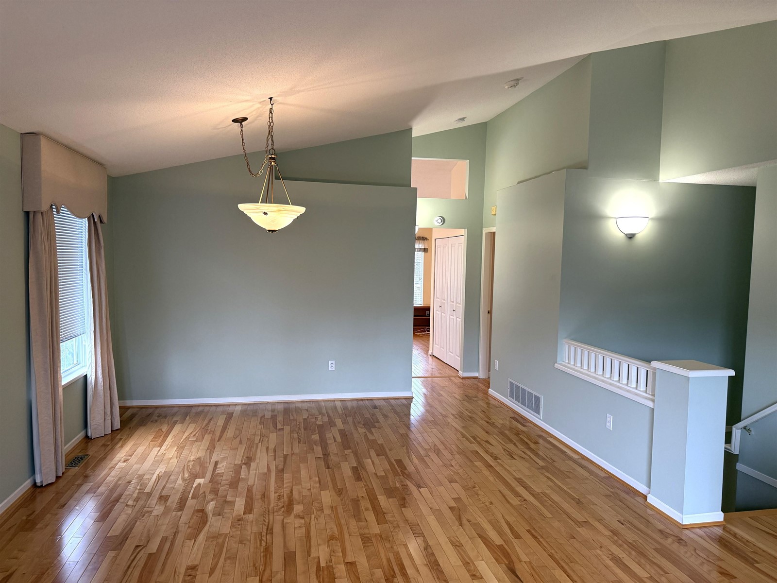 Photo 5 of 11 16888 80 Avenue, Surrey BC