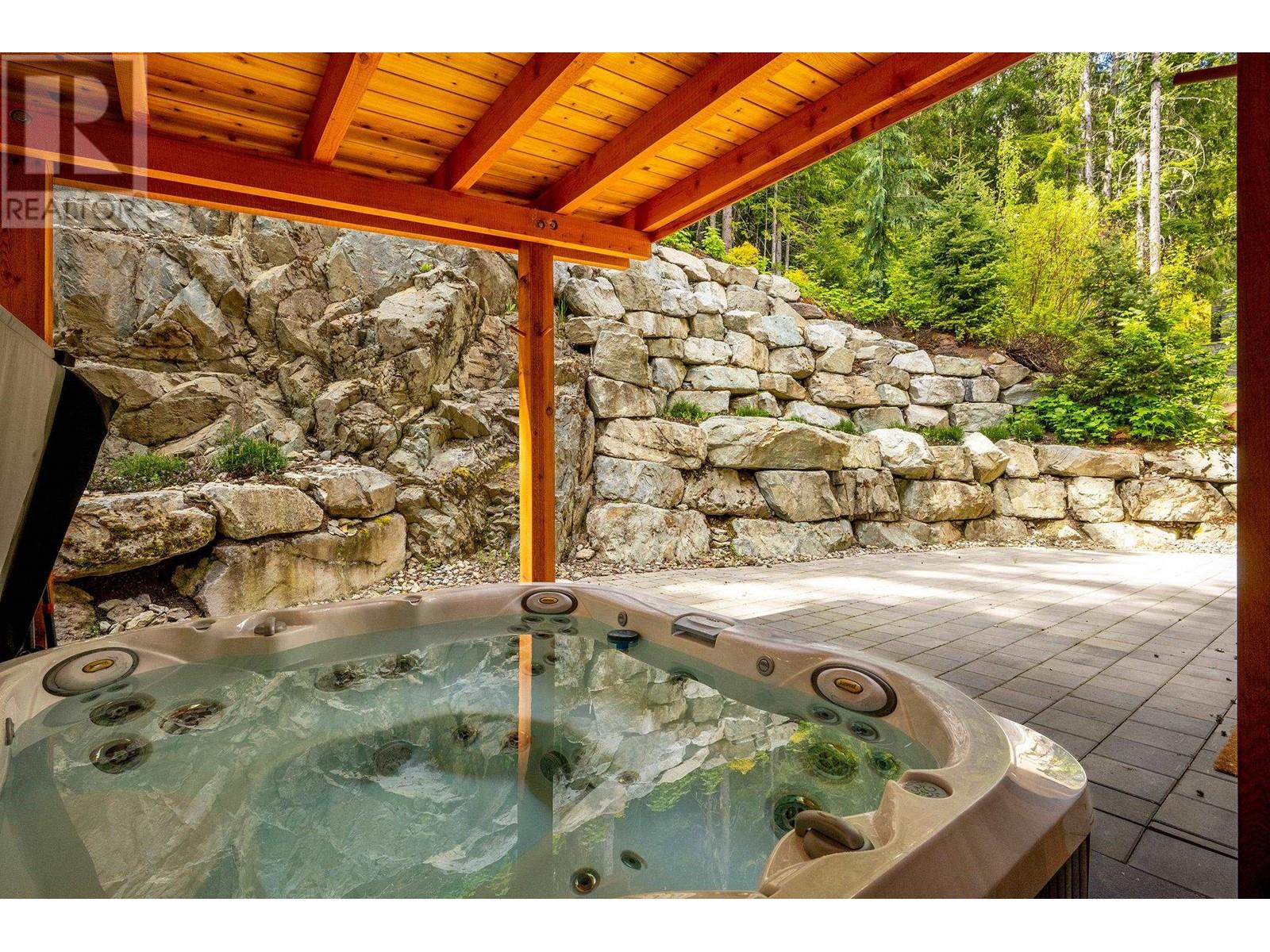 7441 TREETOP LANE, Whistler
