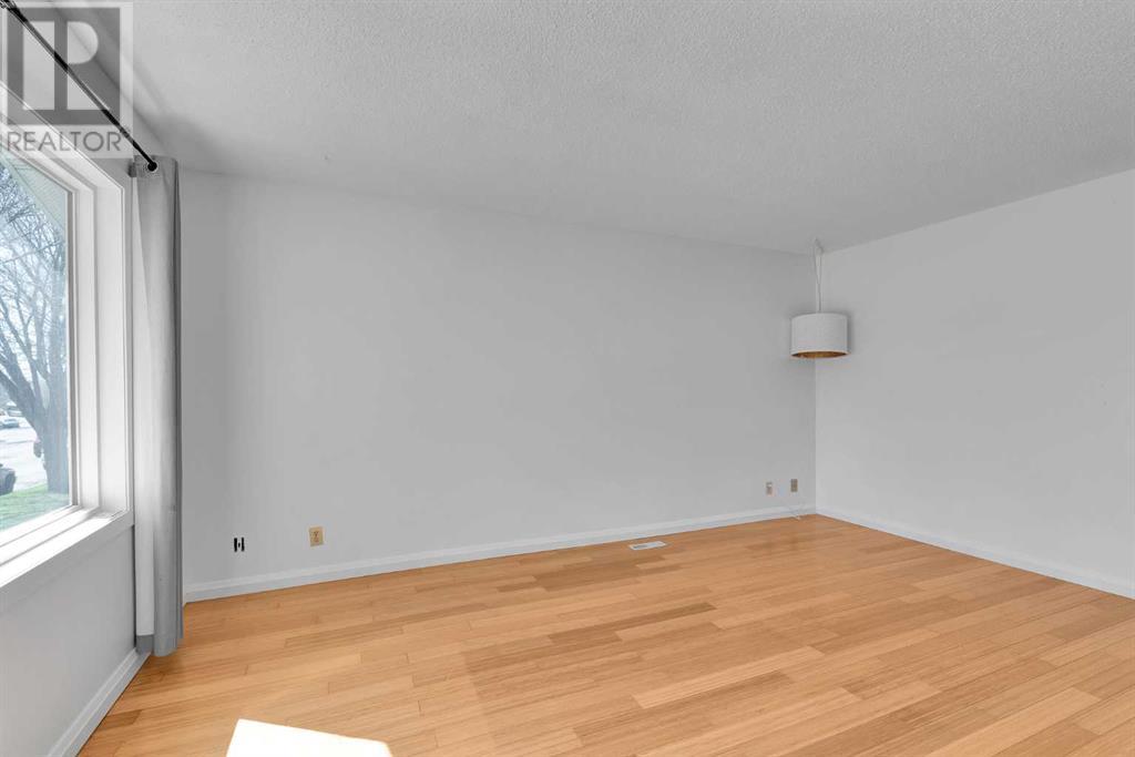 4056 44 Avenue NE Photo 4 - Calgary Real Estate