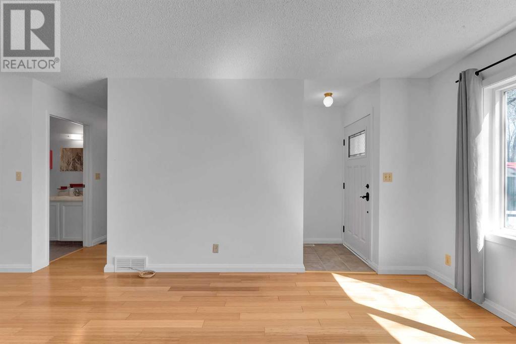 4056 44 Avenue NE Photo 3 - Calgary Real Estate