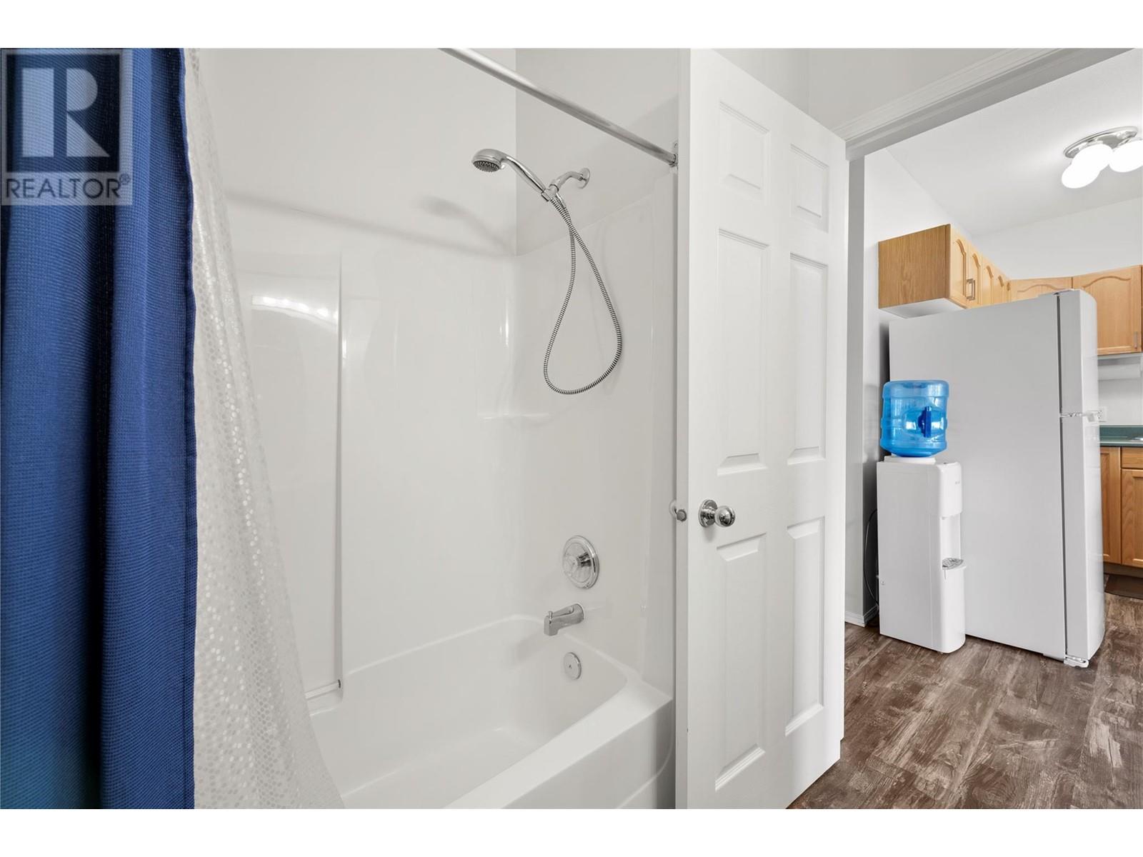 7B 3935 Eagle Bay Road, Eagle Bay