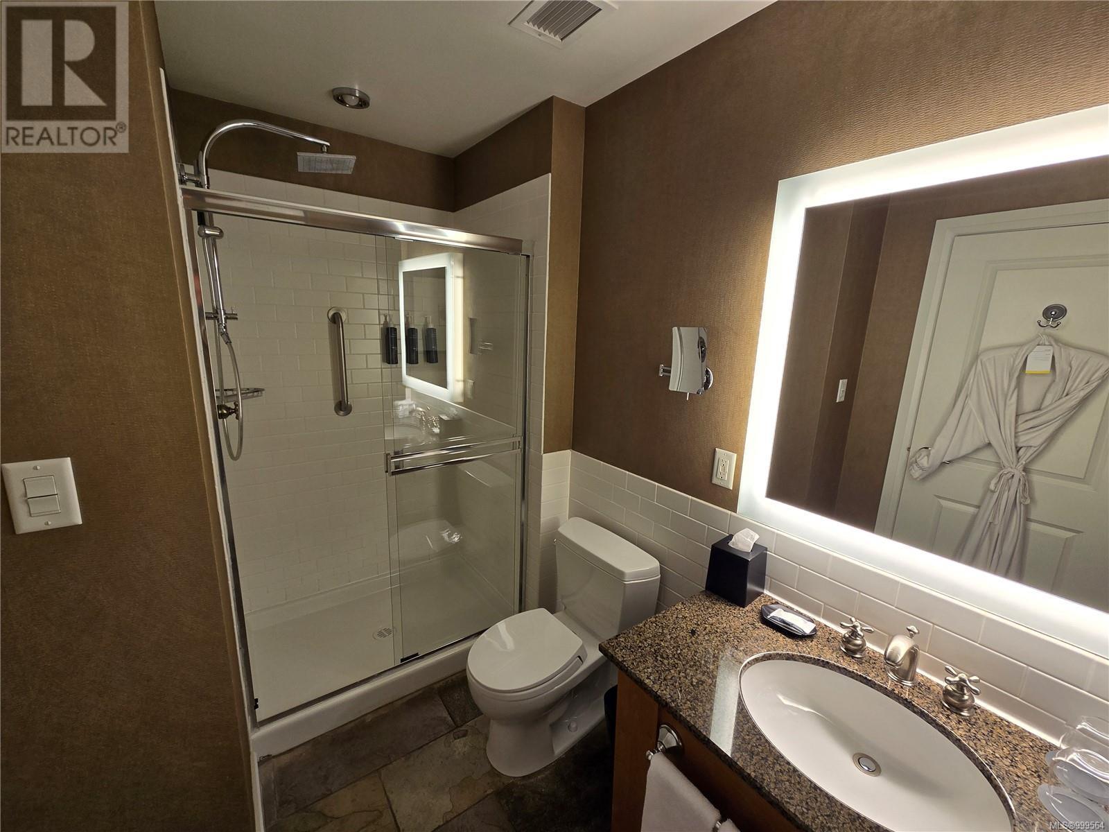236/238 1999 Country Club Way, Langford