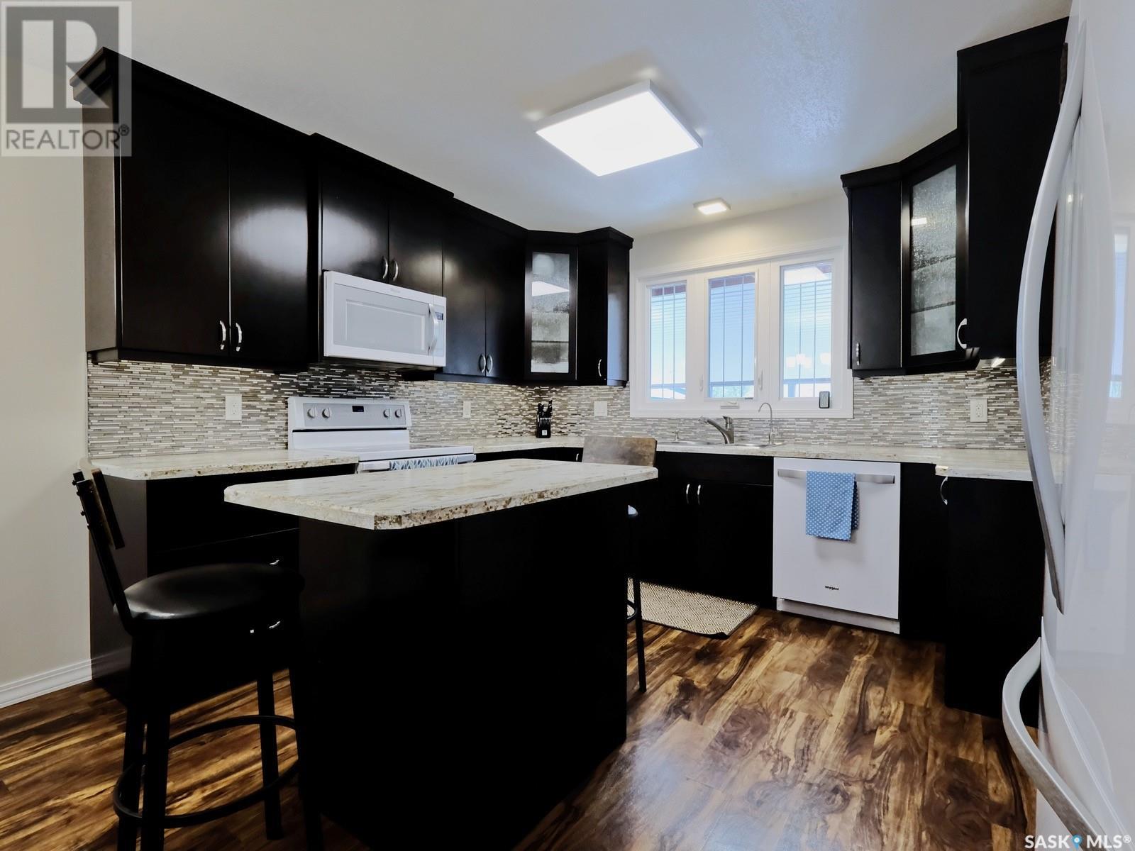 Photo 17 of 1003 6th Street E, Rosetown SK