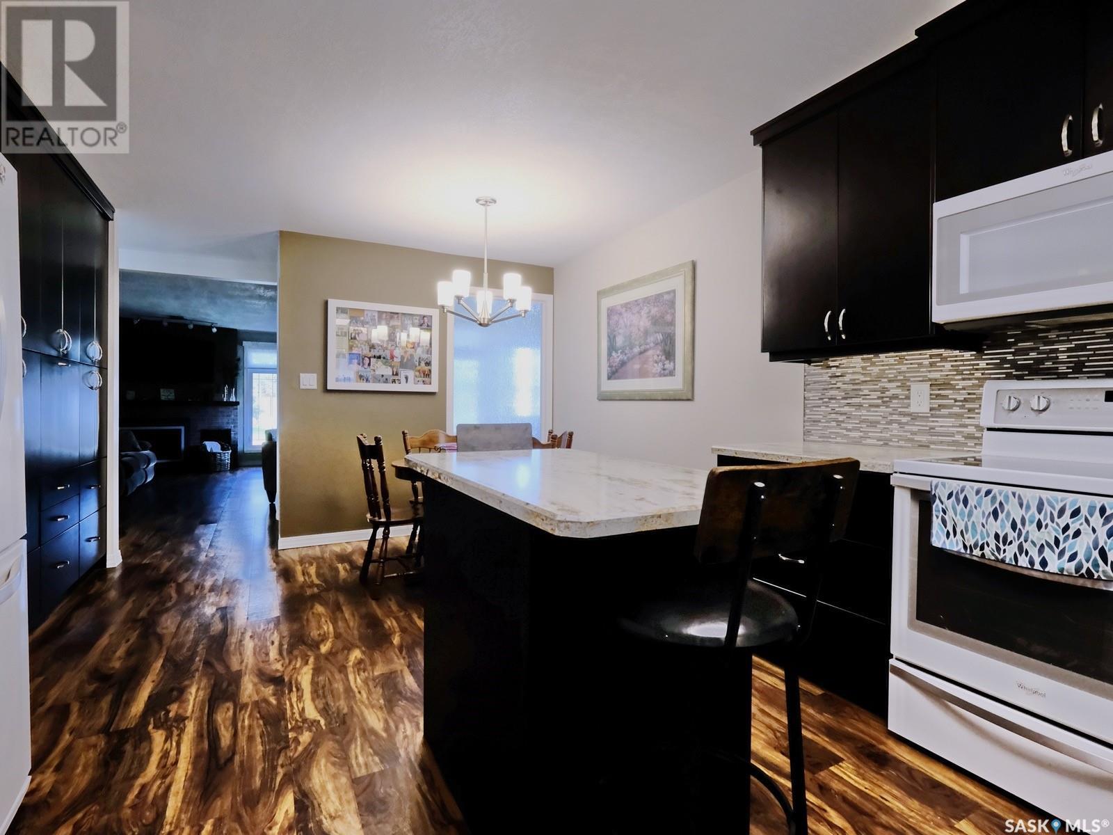 Photo 18 of 1003 6th Street E, Rosetown SK