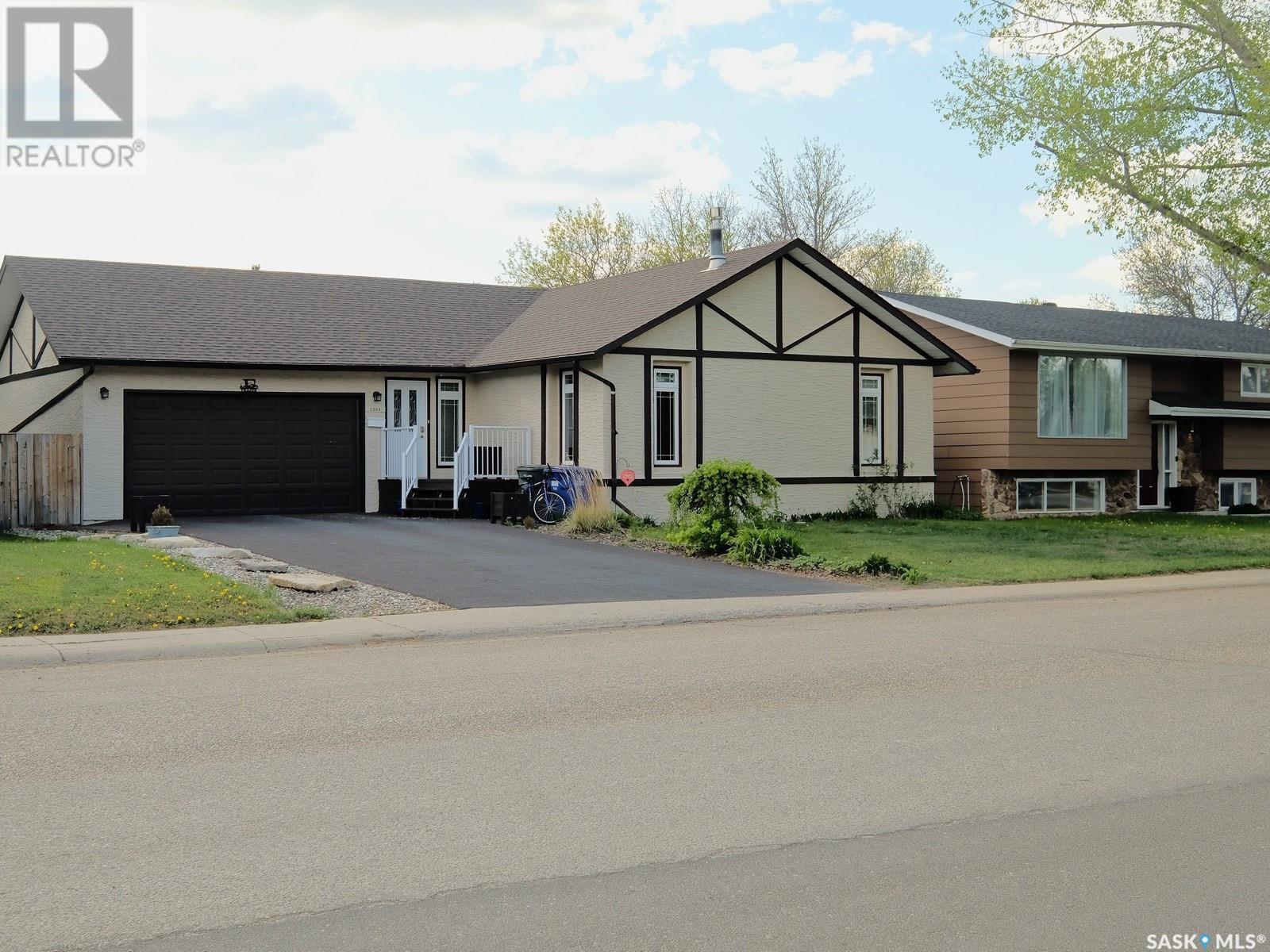 Photo 2 of 1003 6th Street E, Rosetown SK
