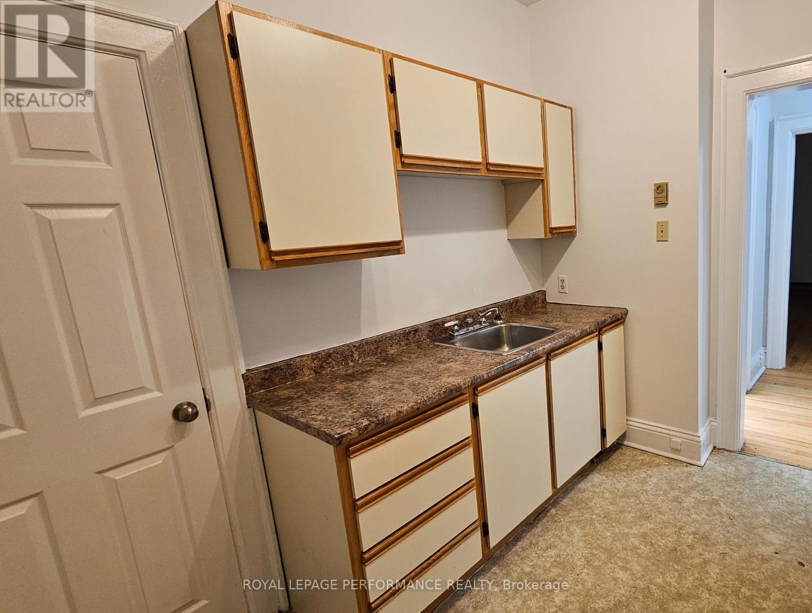 210-228 Pitt Unit 8 photo 3