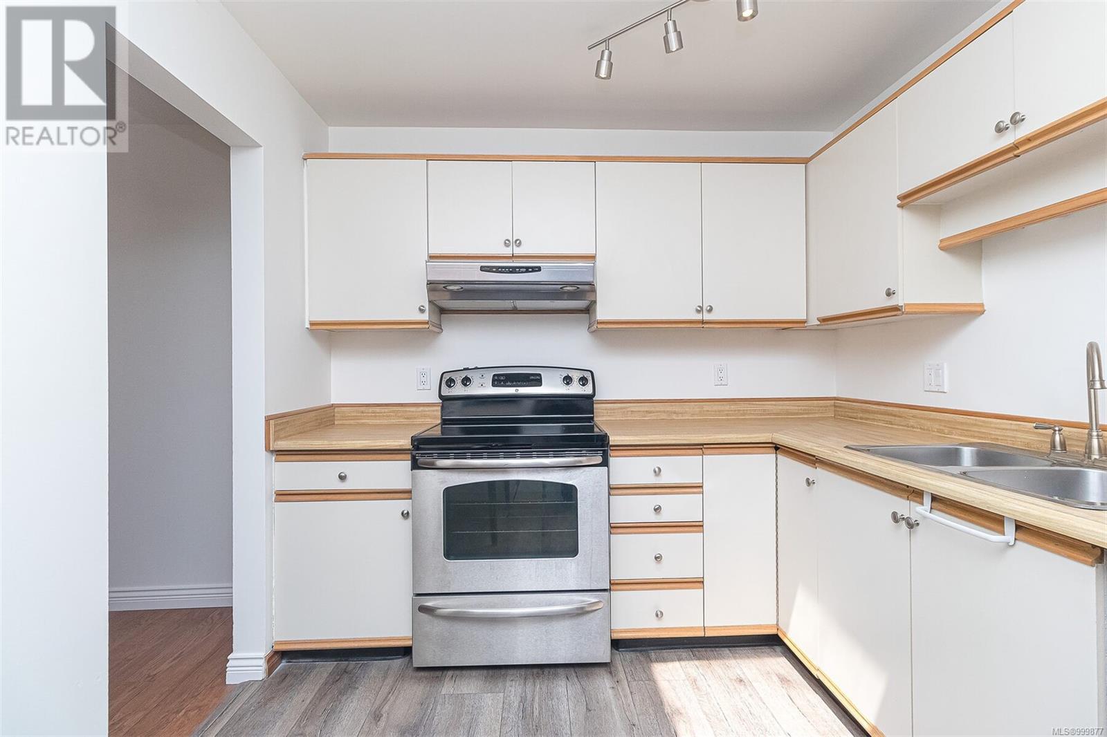 Photo 13 of 403 1560 Hillside Ave, Victoria BC