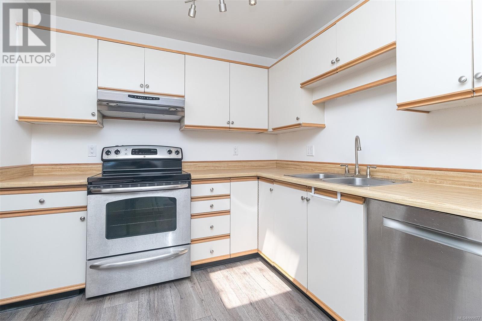 Photo 15 of 403 1560 Hillside Ave, Victoria BC