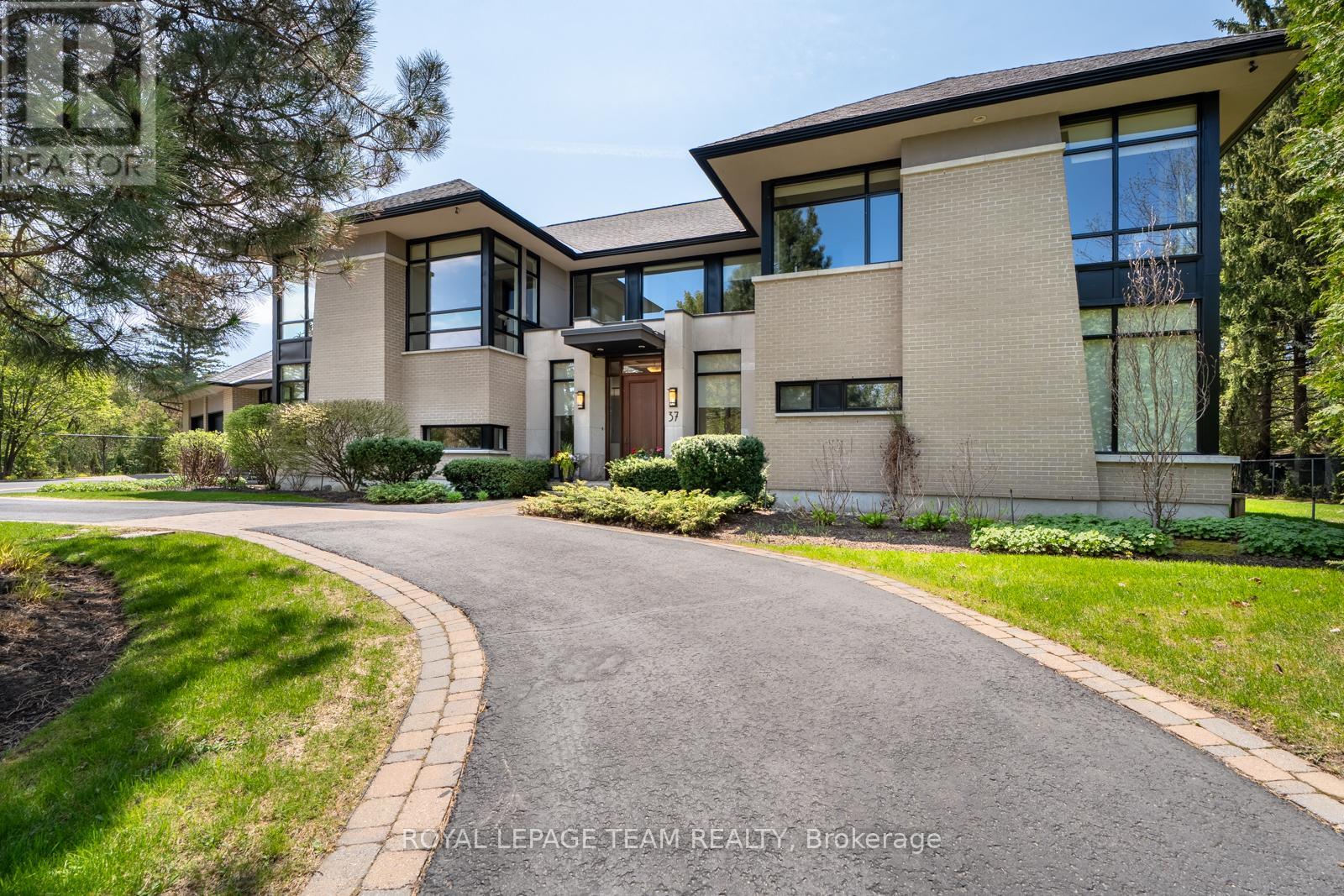 https://ddfcdn.realtor.ca/listing/TS638829015591500000/reb76/highres/3/x12150053_1.jpg