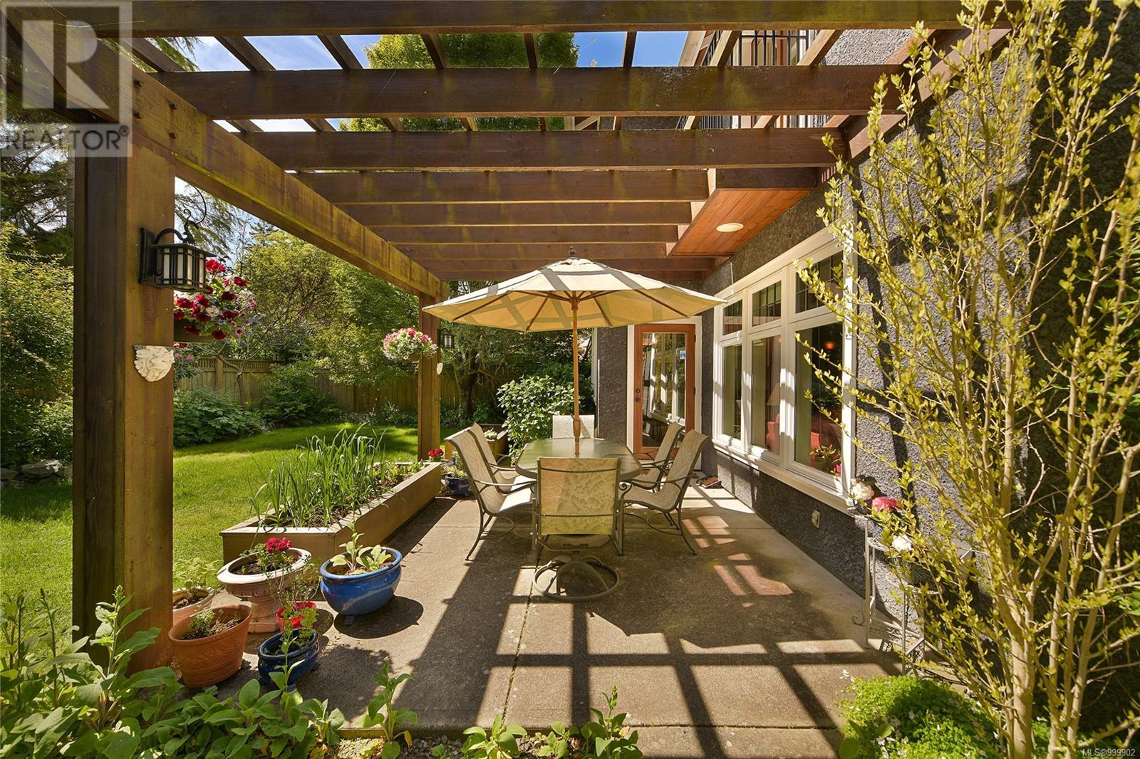  2175 Bartlett Avenue, Oak Bay