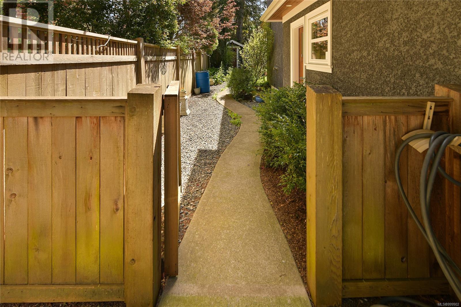 2175 Bartlett Avenue, Oak Bay
