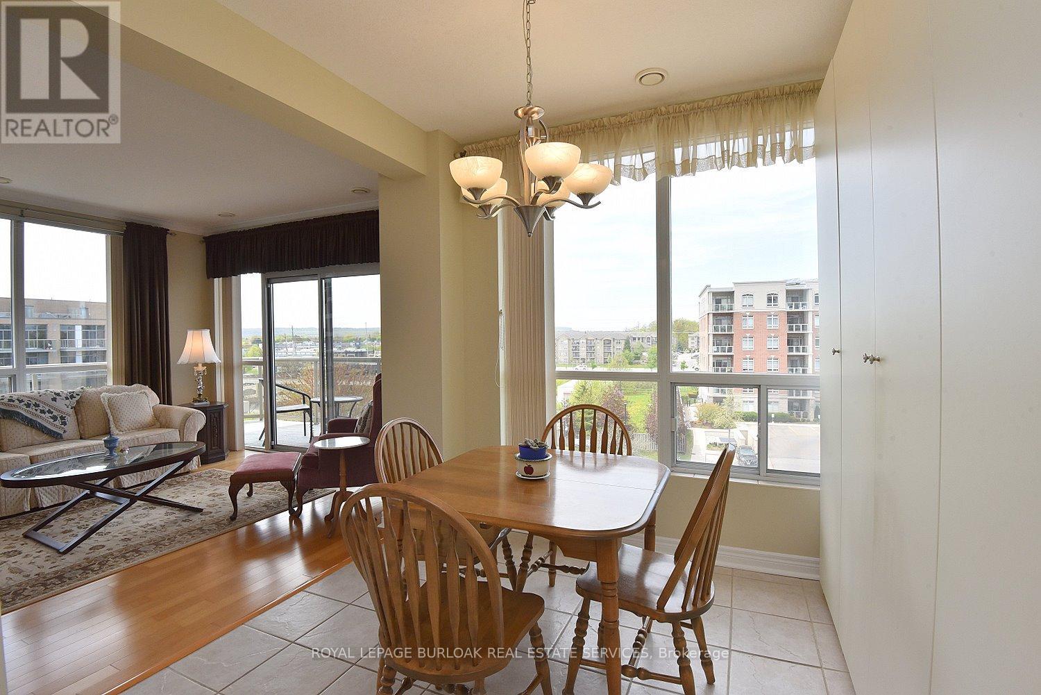 Photo 9 of 505 1998 Ironstone Drive, Burlington ON