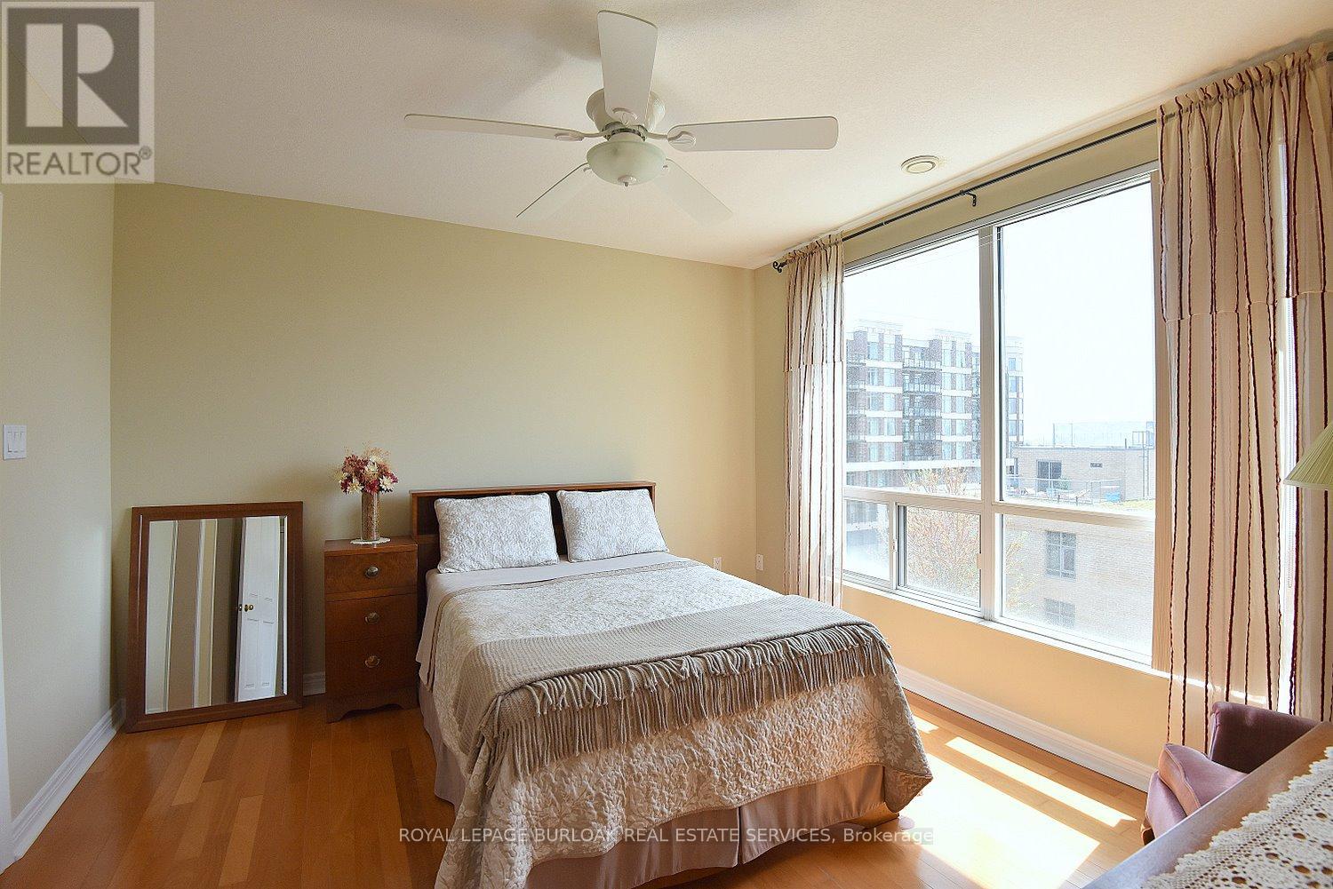 Photo 8 of 505 1998 Ironstone Drive, Burlington ON