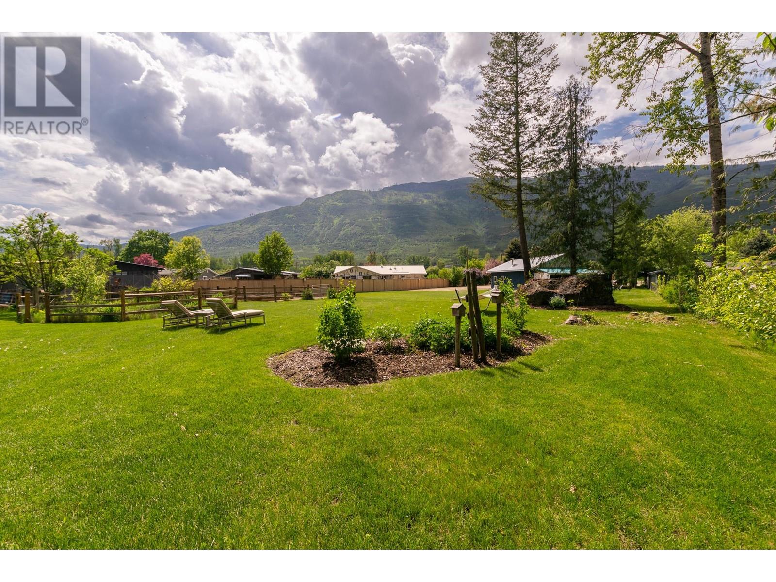  217 Salmon River Road Southwest, Salmon Arm