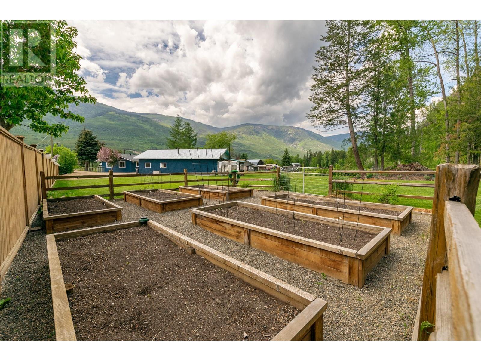  217 Salmon River Road Southwest, Salmon Arm