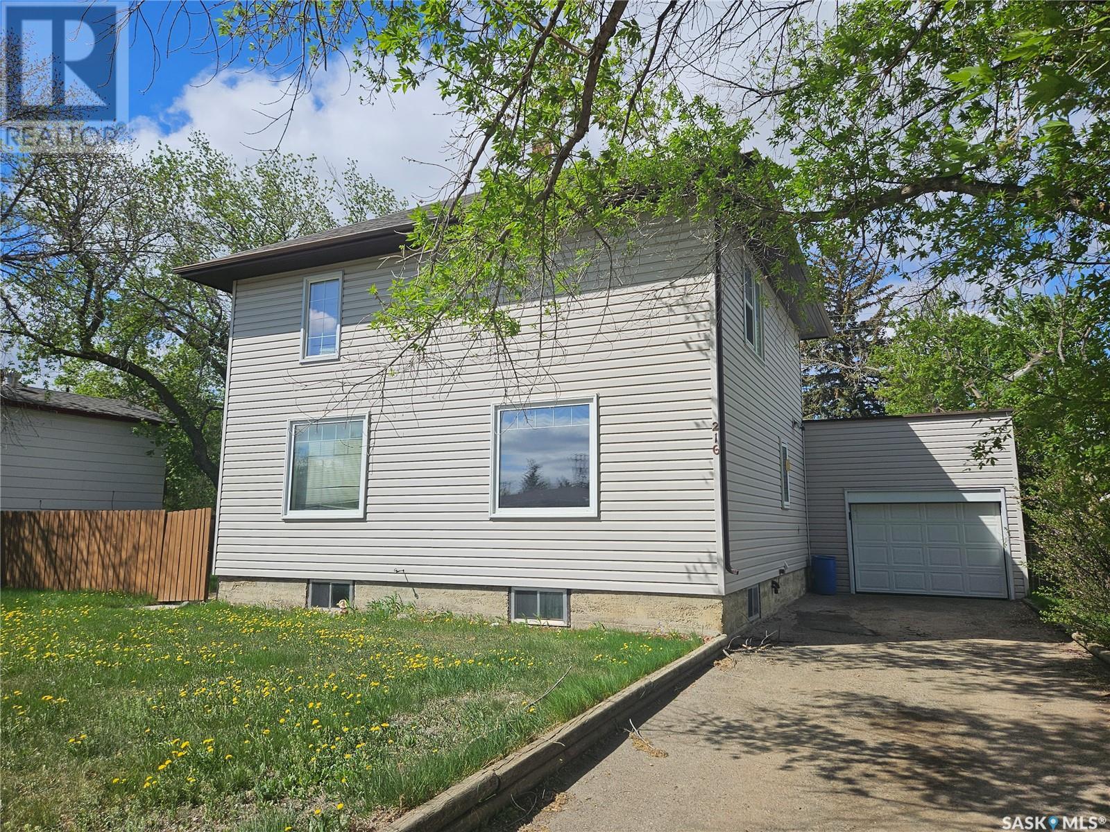 Photo 2 of 216 Mckenzie Street S, Outlook SK