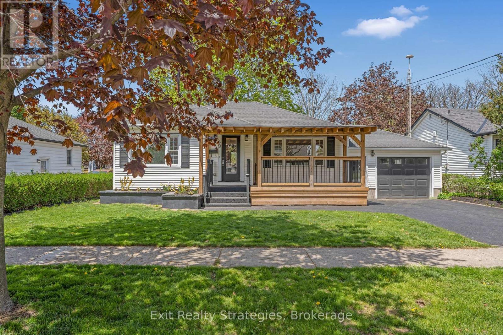 Photo 1 of 9 Heywood Avenue, St Catharines ON