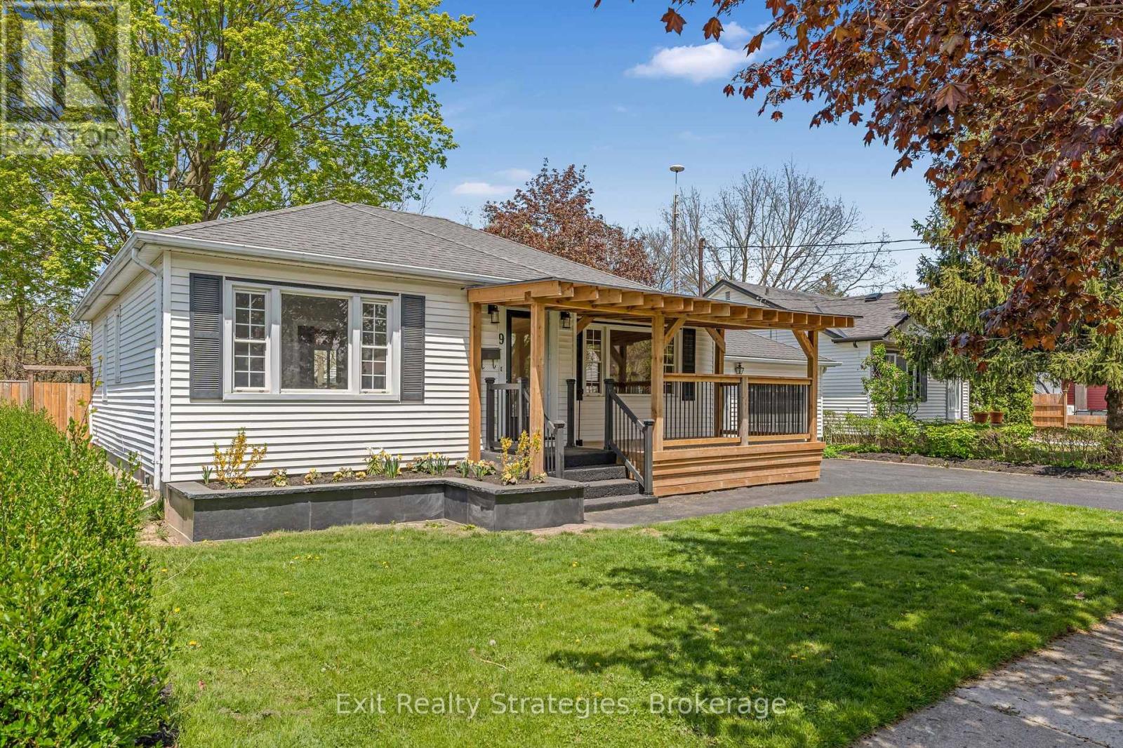 Photo 2 of 9 Heywood Avenue, St Catharines ON