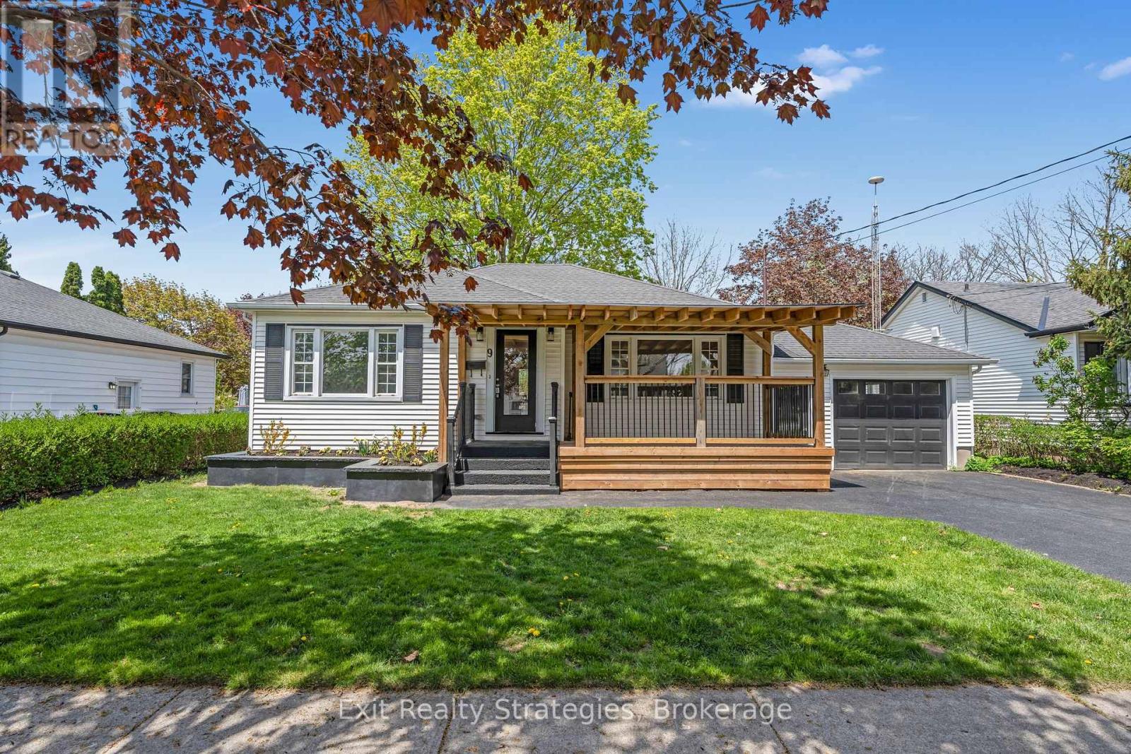 Photo 3 of 9 Heywood Avenue, St Catharines ON
