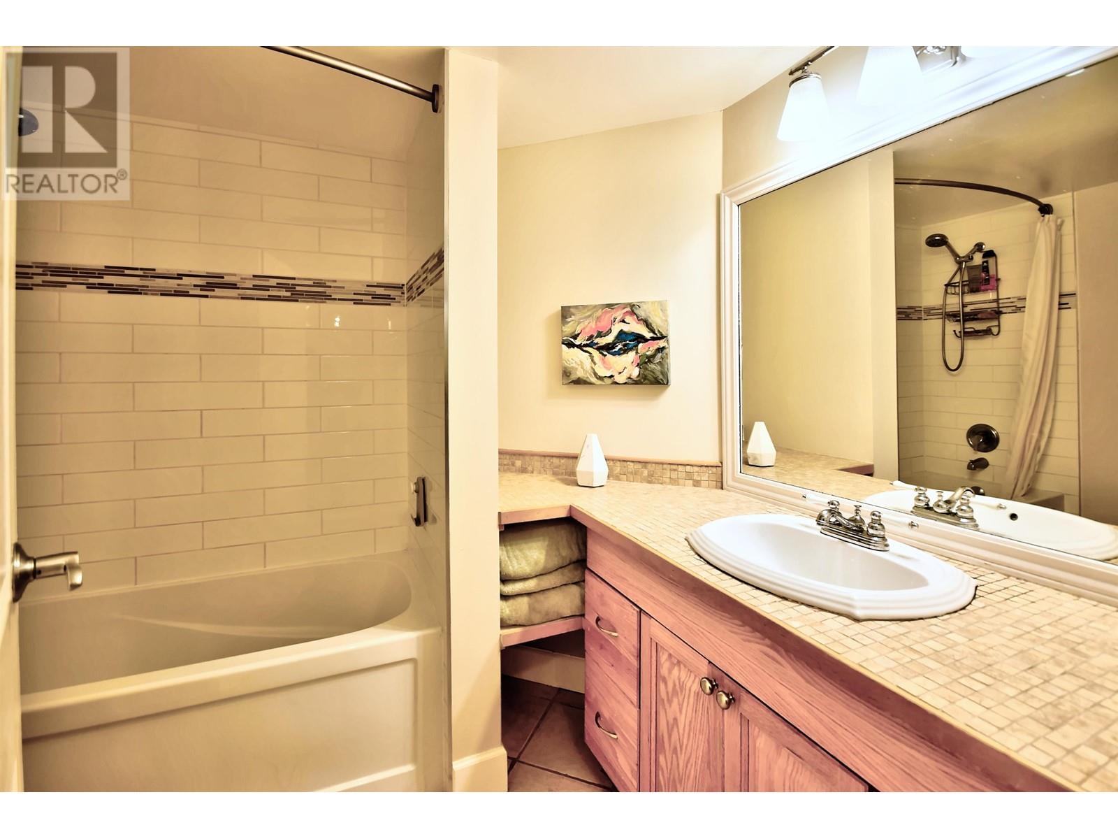Photo 8 of 416 9867 Manchester Drive, Burnaby BC