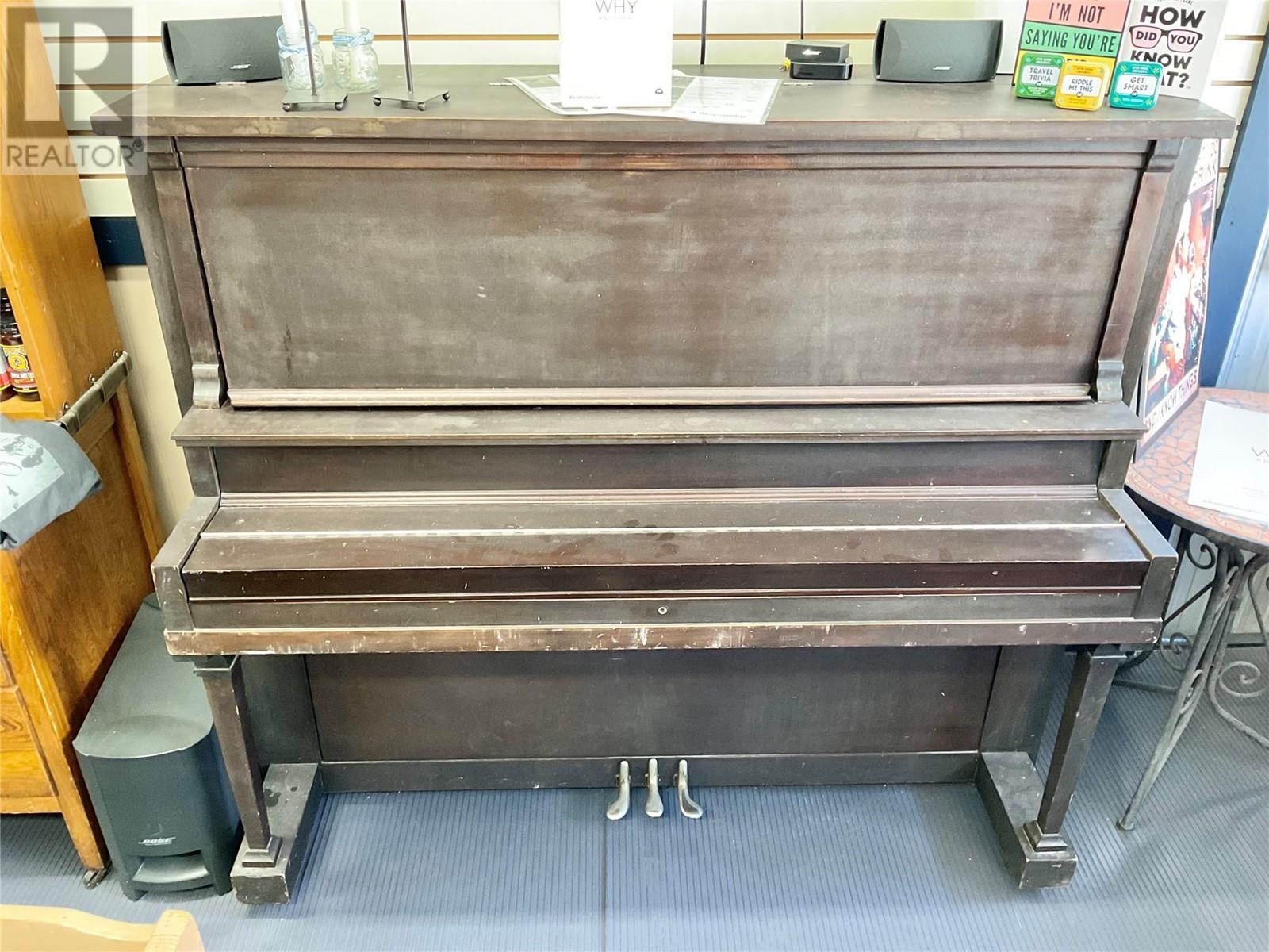 318 Copper Avenue S, Greenwood