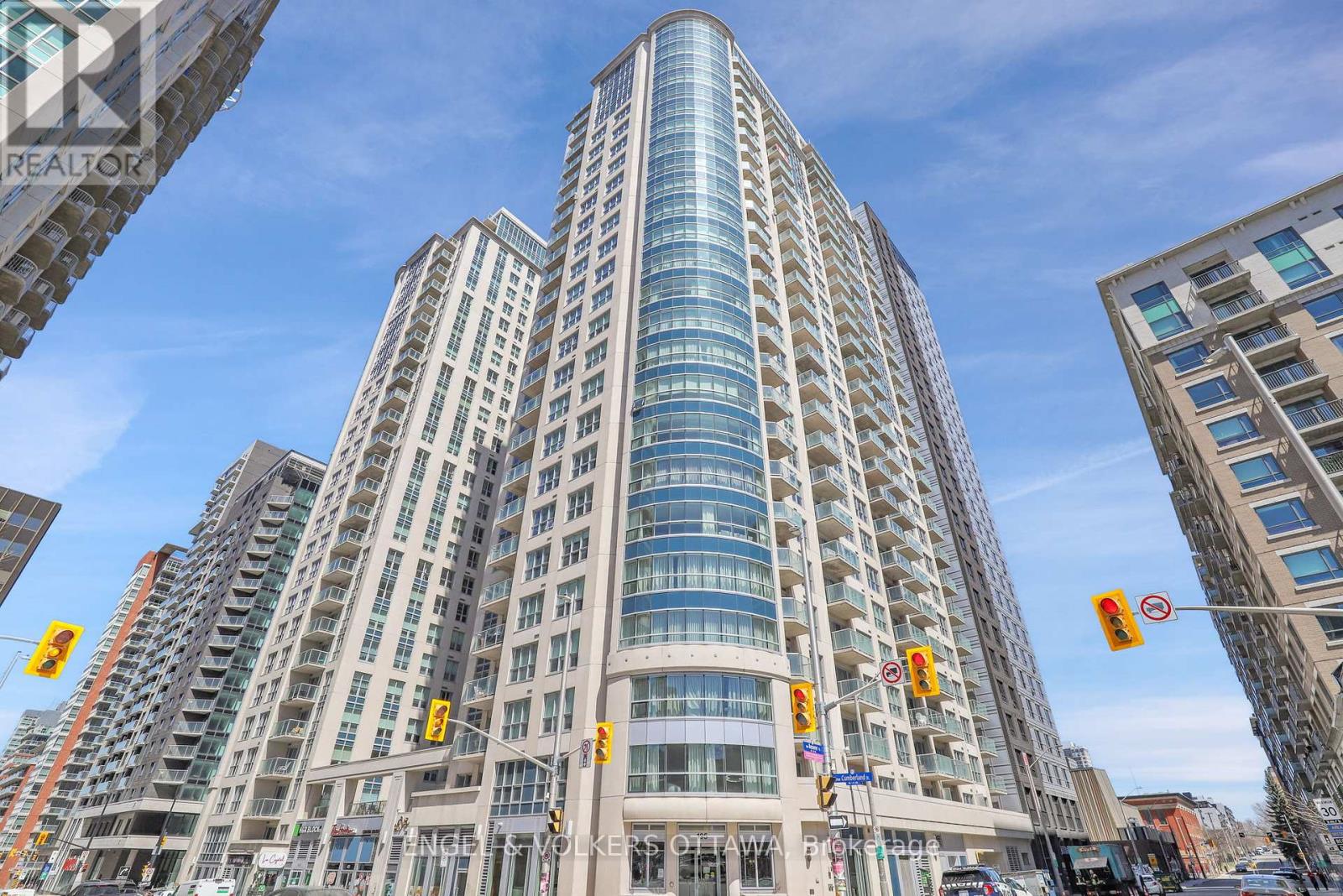https://ddfcdn.realtor.ca/listing/TS638829128683630000/reb76/highres/8/x12151078_1.jpg