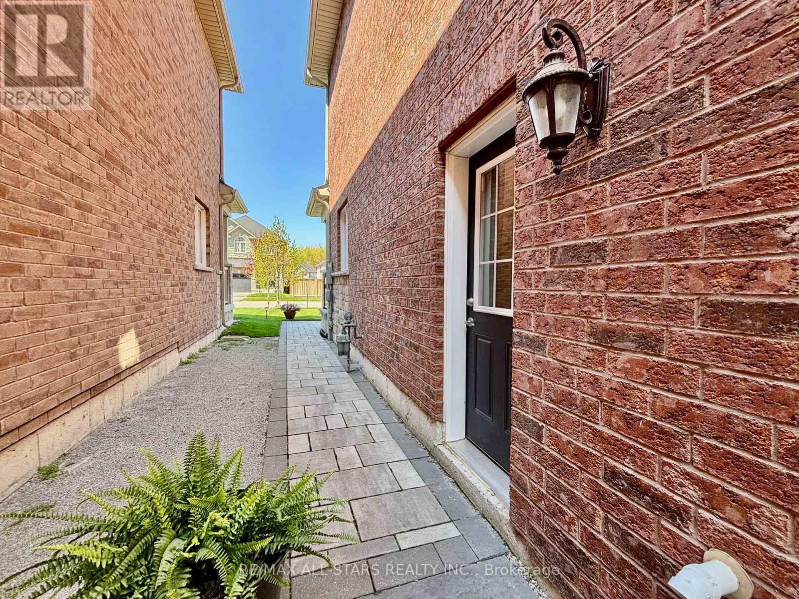 Photo 35 of 57 Scotia Road E, Georgina ON